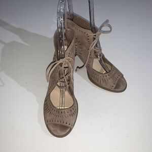 Vince Camuto Sandals Womens Size 11 Beige Suede Gladiator Block Heel Lace Up